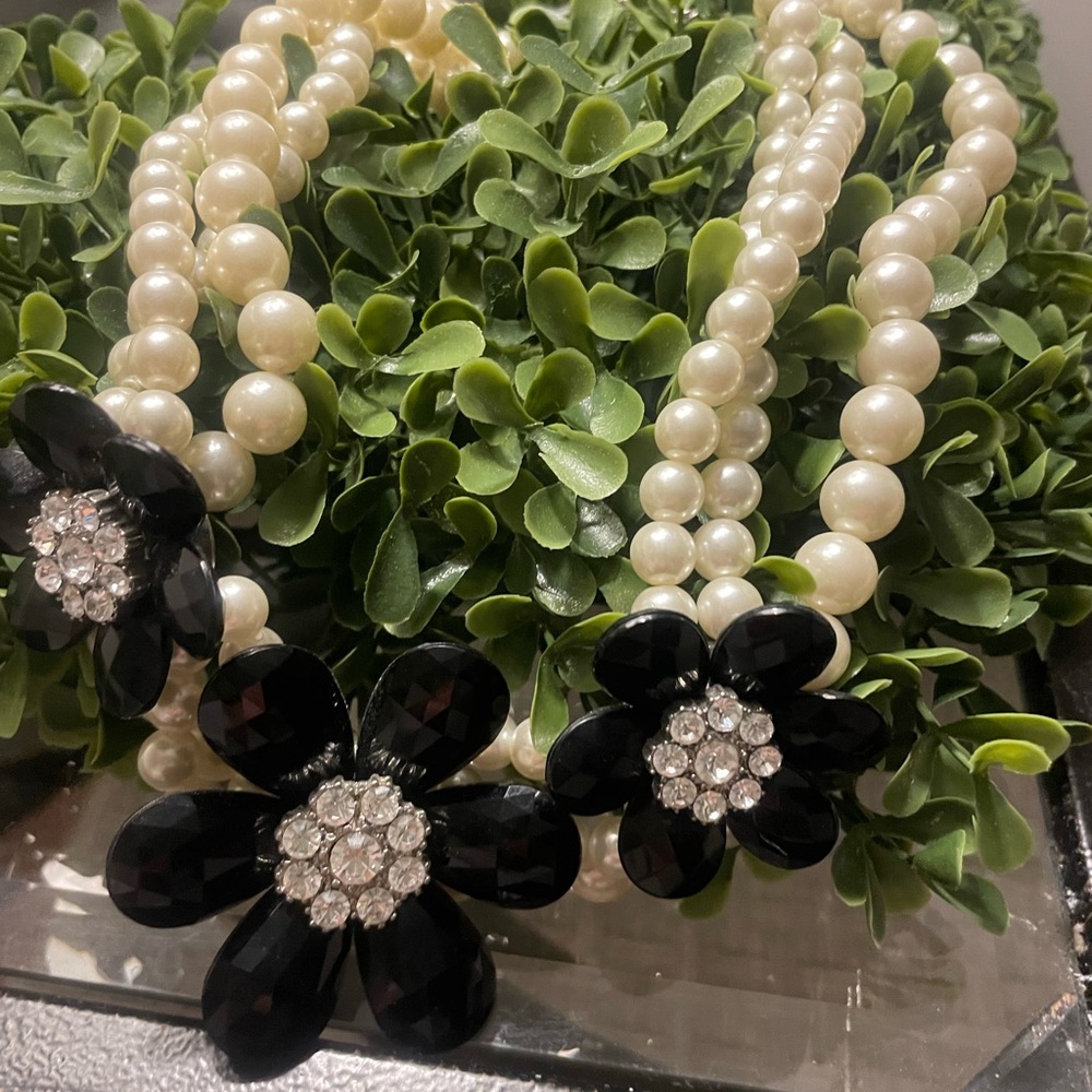 Elegant Pearl and Black Flower Necklace